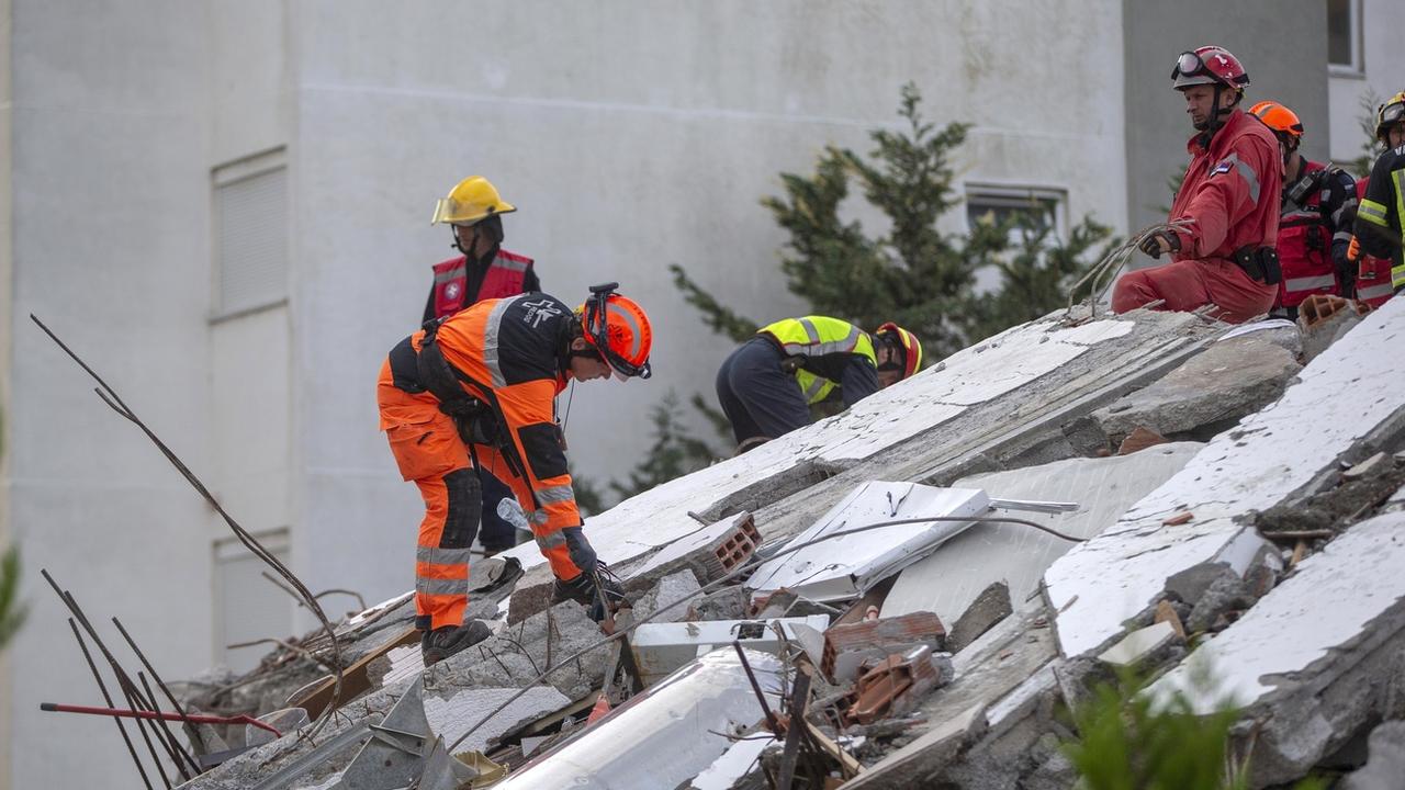 Les opérations de sauvetage se sont terminées samedi en Albanie. [Keystone - AP Photo/Visar Kryeziu]