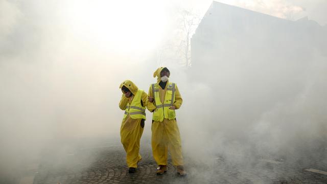 Deux gilets jaunes durant "l'Acte XVIII" à Paris. [Keystone/epa-efe - Yoan Valat]