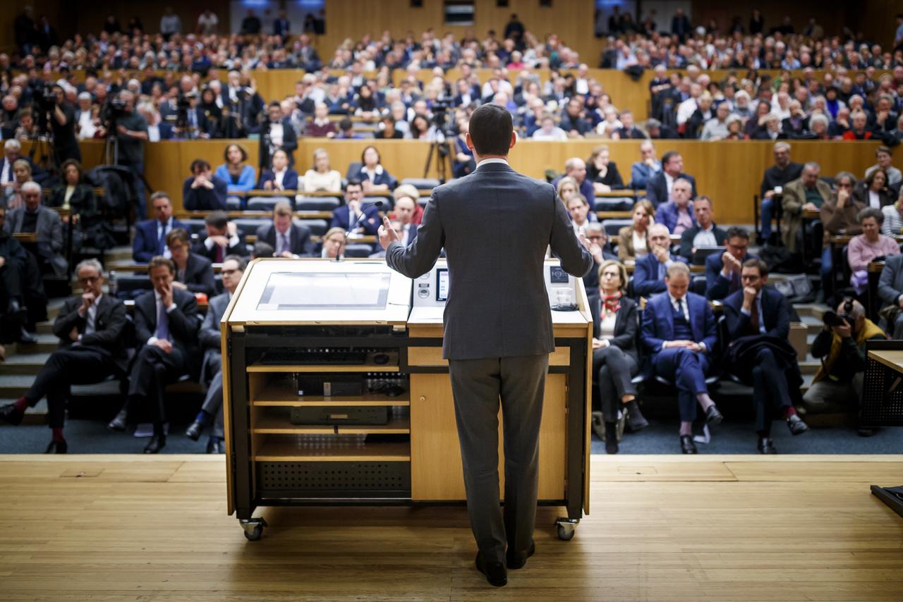 Pierre Maudet face à l'assemblée générale du PLR mardi soir. [Keystone - Valentin Flauraud]