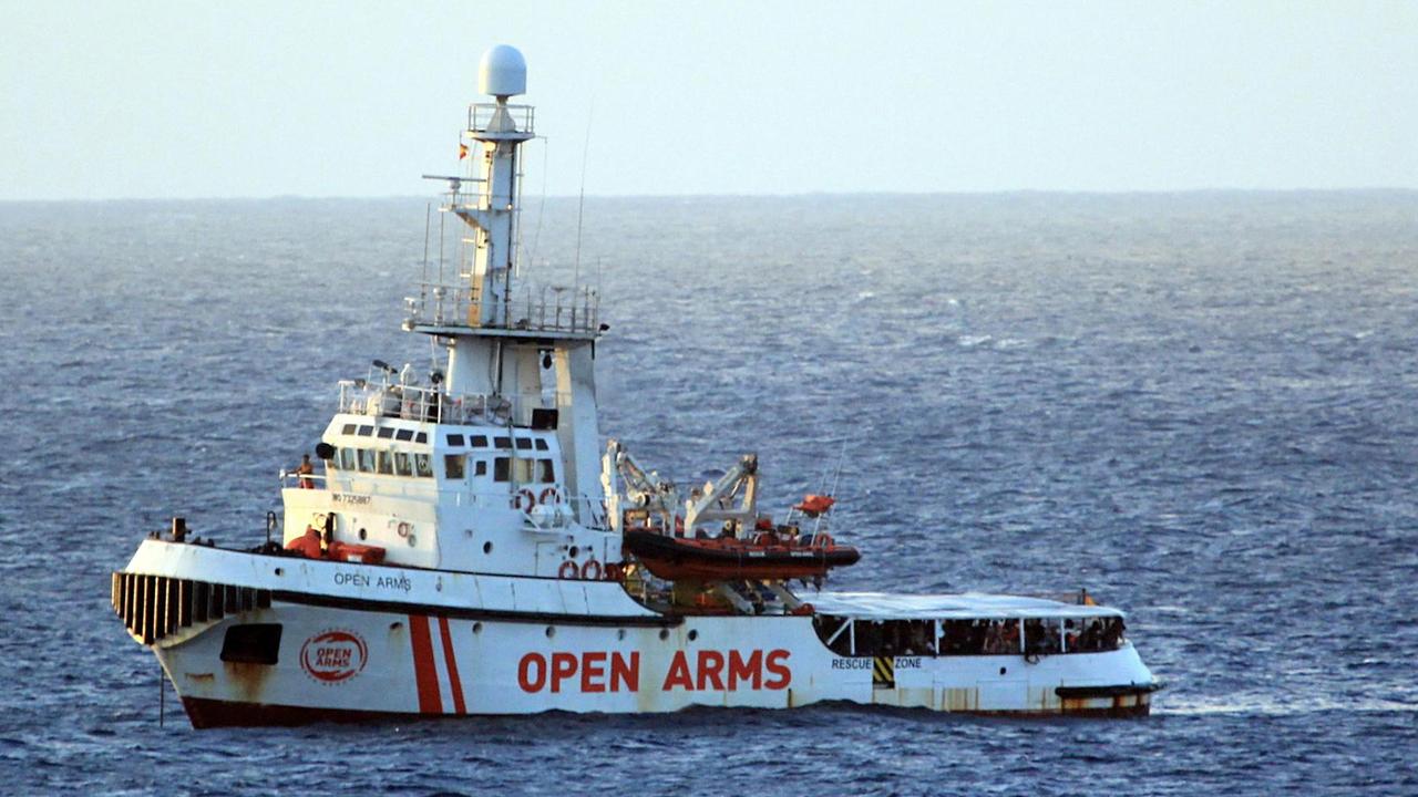 Le navire humanitaire Open Arms met le cap sur l'île de Lampedusa. [EPA/Keystone - Elio Desiderio]