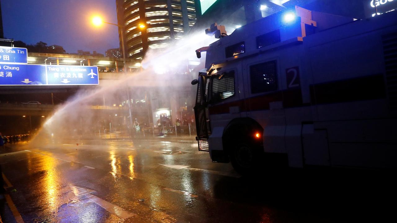 La police anti émeute utilise un canon à eau sur les manifestants pro-démocratie pendant une manifestation à Tsuen Wan. Hong Kong, le 25 août 2019. [Reuters - Kai Pfaffenbach]