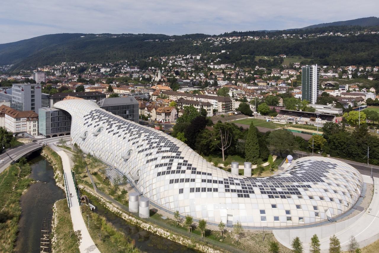 Le spectaculaire nouveau siège de Swatch Group à Bienne. [Keystone - Peter Klaunzer]