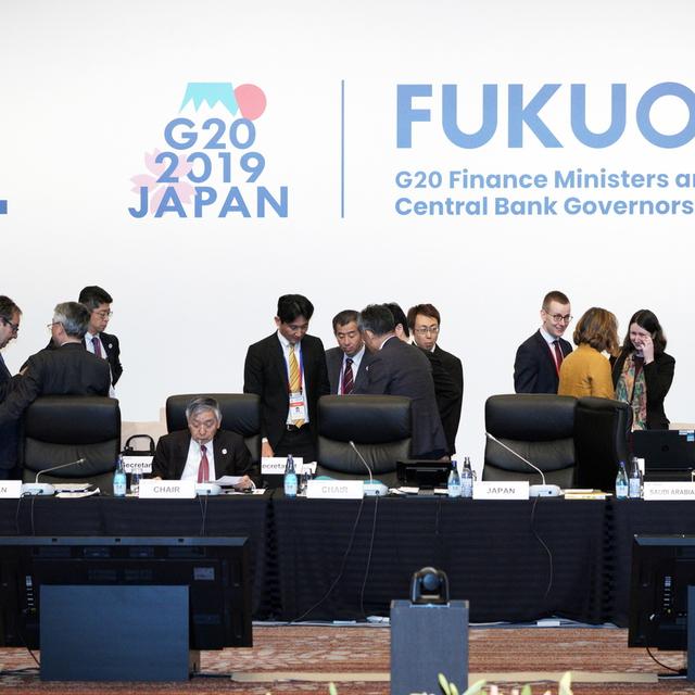 Des participants du sommet des ministres des Finances et des Gouverneurs des banques centrales du G20 à Fukuoka au Japon. [Keystone/EPA/Pool - Eugene Hoshiko]