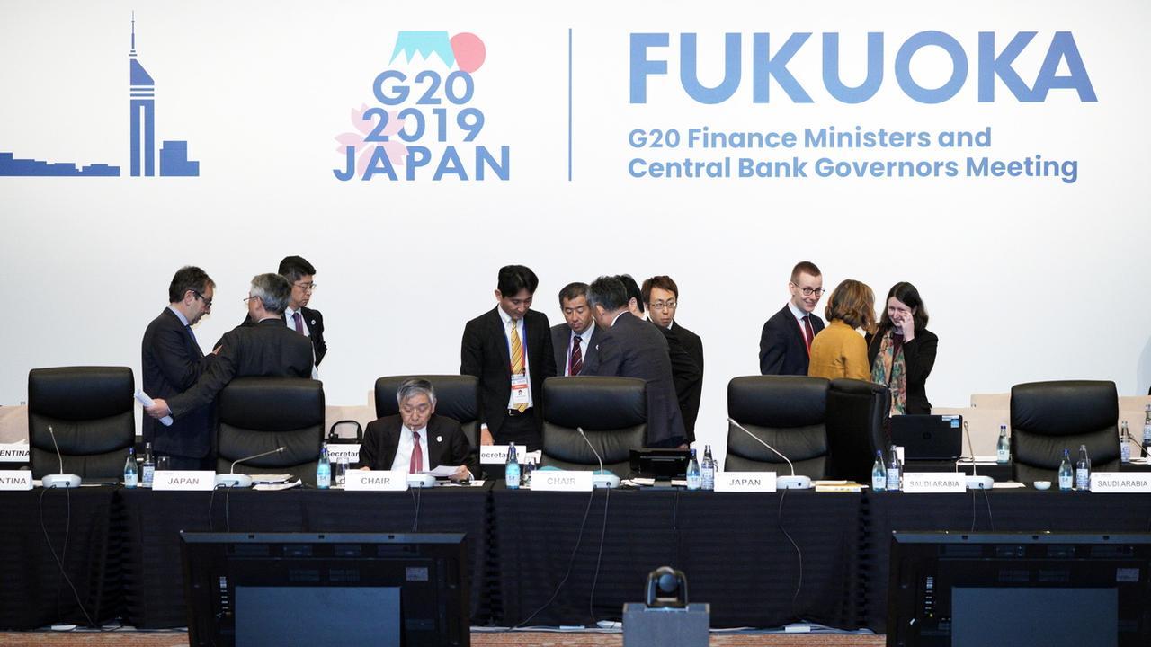 Des participants du sommet des ministres des Finances et des Gouverneurs des banques centrales du G20 à Fukuoka au Japon. [Keystone/EPA/Pool - Eugene Hoshiko]