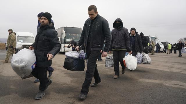 Des prisonniers ukrainiens échangés près d'Odradivka, dans l'est du pays, le 29 décembre 2019. [Keystone - AP Photo/Evgeniy Maloletka]