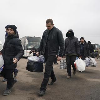 Des prisonniers ukrainiens échangés près d'Odradivka, dans l'est du pays, le 29 décembre 2019. [Keystone - AP Photo/Evgeniy Maloletka]