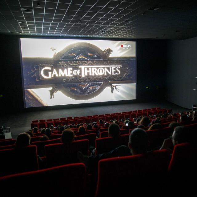 Des spectateurs regardent sur grand écran le dernier épisode de la huitième et dernière saison de la série Game of Thrones dans l'une des salles du cinéma Pathé Balexert, ce lundi 20 mai 2019 à Genève. [Keystone - Salvatore Di Nolfi]