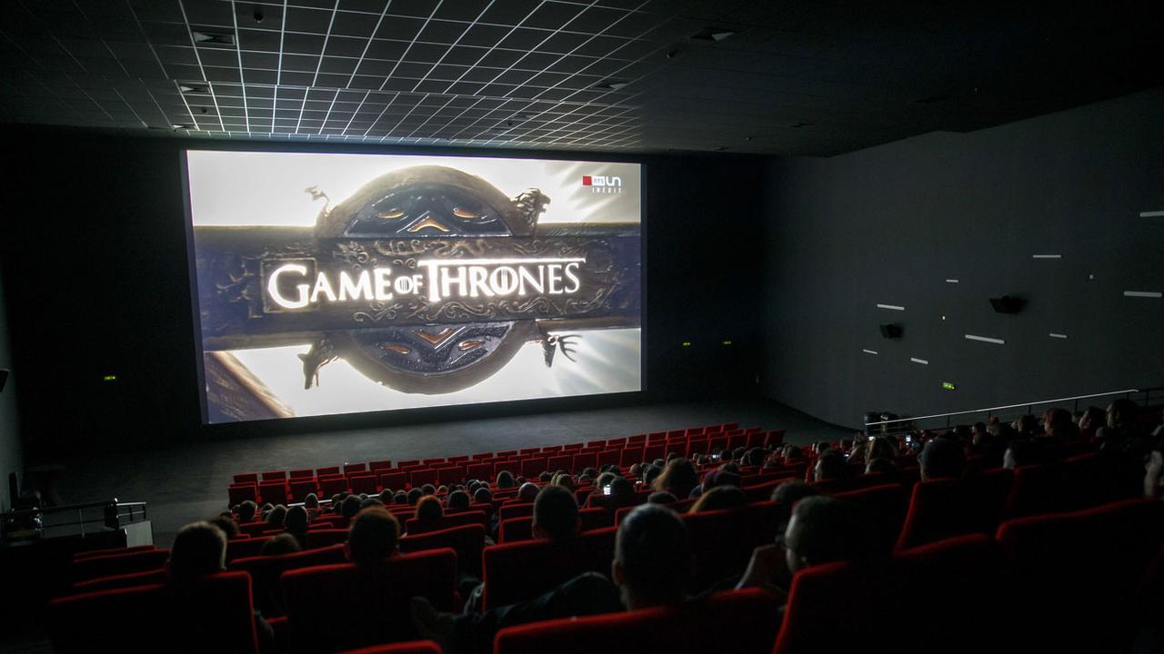 Des spectateurs regardent sur grand écran le dernier épisode de la huitième et dernière saison de la série Game of Thrones dans l'une des salles du cinéma Pathé Balexert, ce lundi 20 mai 2019 à Genève. [Keystone - Salvatore Di Nolfi]