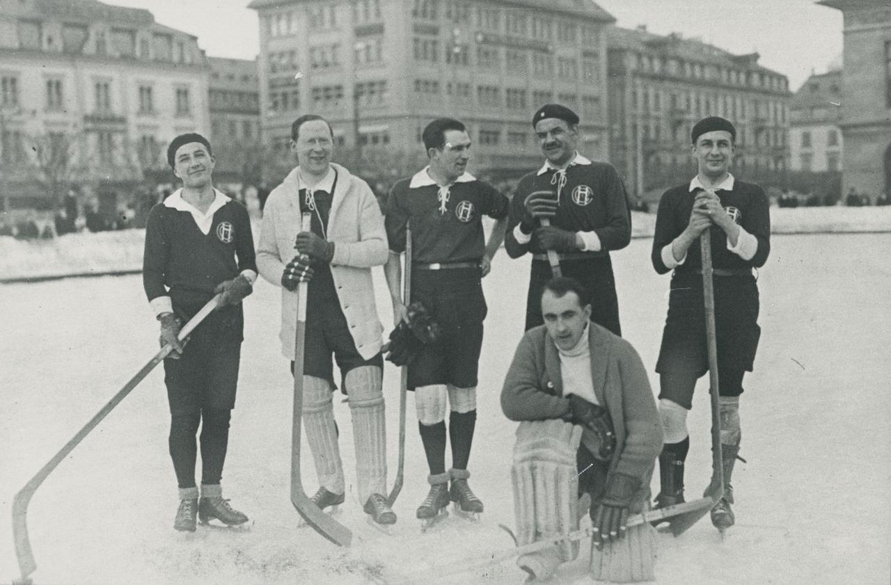 Des joueurs du HC La Chaux-de-Fonds en 1922 sur la patinoire de la Gare [Bibliothèque de la Ville de La Chaux-de-Fonds, Département audiovisuel et Fonds spéciaux]