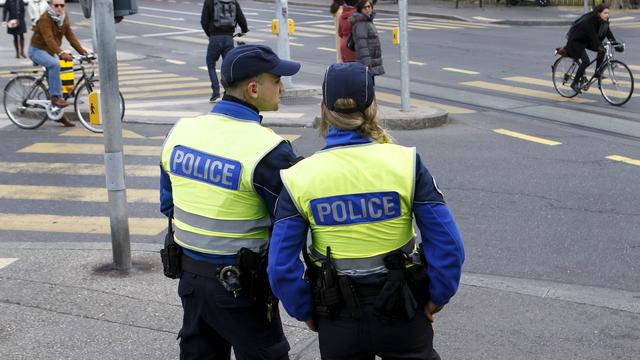 Des policiers genevois en patrouille. [Keystone - Salvatore Di Nolfi]