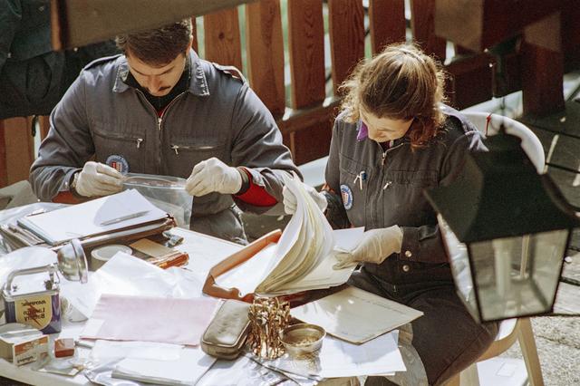 Des enquêteurs dans le chalet de Salvan, le 5 octobre 1994. [Keystone - STR]