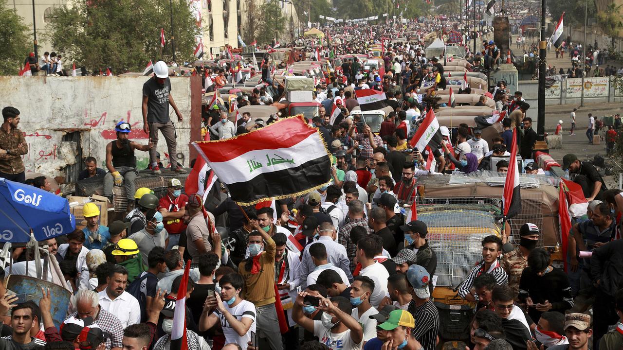 La foule de manifestants en marche, dimanche 03.11.2019 à Bagdad. [AP/Keystone - Hadi Mizban]