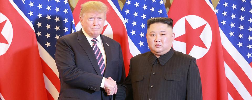 Donald Trump et Kim Jong-un à l'occasion de leur deuxième sommet, à Hanoï. [EPA/Keystone - KCNA]