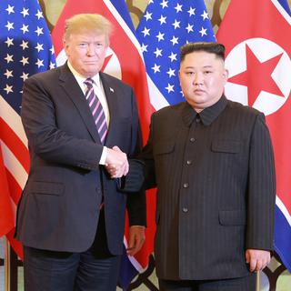 Donald Trump et Kim Jong-un à l'occasion de leur deuxième sommet, à Hanoï. [EPA/Keystone - KCNA]