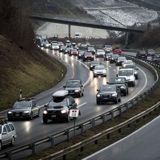 Un bouchons de voitures sur le viaduc de Chillon samedi 3 janviers 2015. [Keystone - Jean-Christophe Bott]