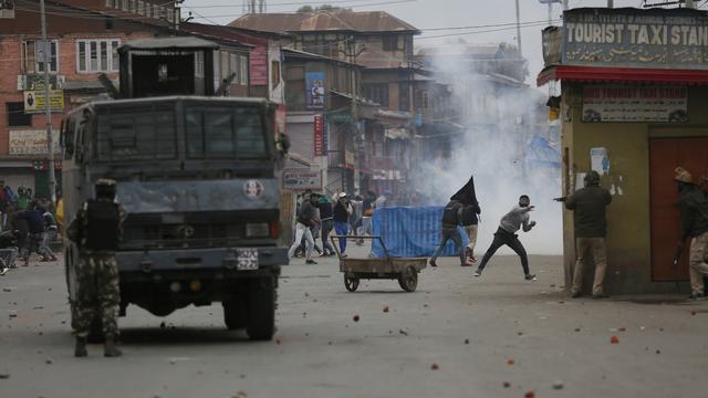 Des manifestants musulmans affrontent les forces du gouvernement indien, dans le Cachemire sous contrôle de l'Inde, le 16 octobre 2018. [Keystone - AP Photo/Mukhtar Khan]