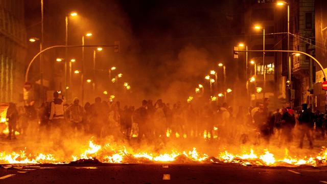 Une barricade de feu à Barcelone. [Keystone - EPA/Enric Fontcuberta]