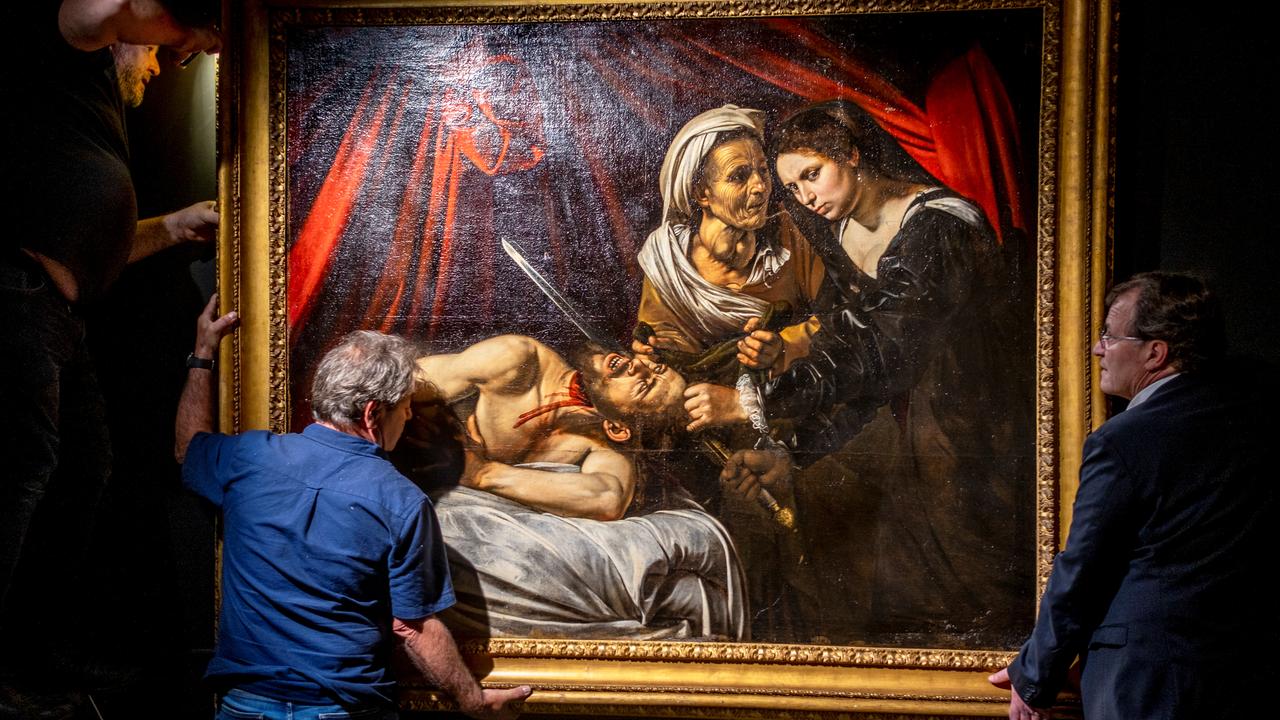 Le tableau attribué au Caravage, "Judith décapitant Holopherne", pendant son accrochage à Toulouse en vue de sa présentation au public le 15 juin 2019. [AFP - Eric Cabanis]