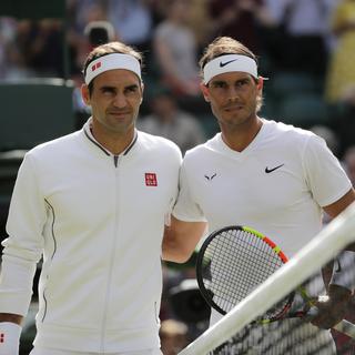 Quatrième rencontre sur gazon entre Roger Federer et Rafael Nadal . [AP-Keystone - Ben Curtis]