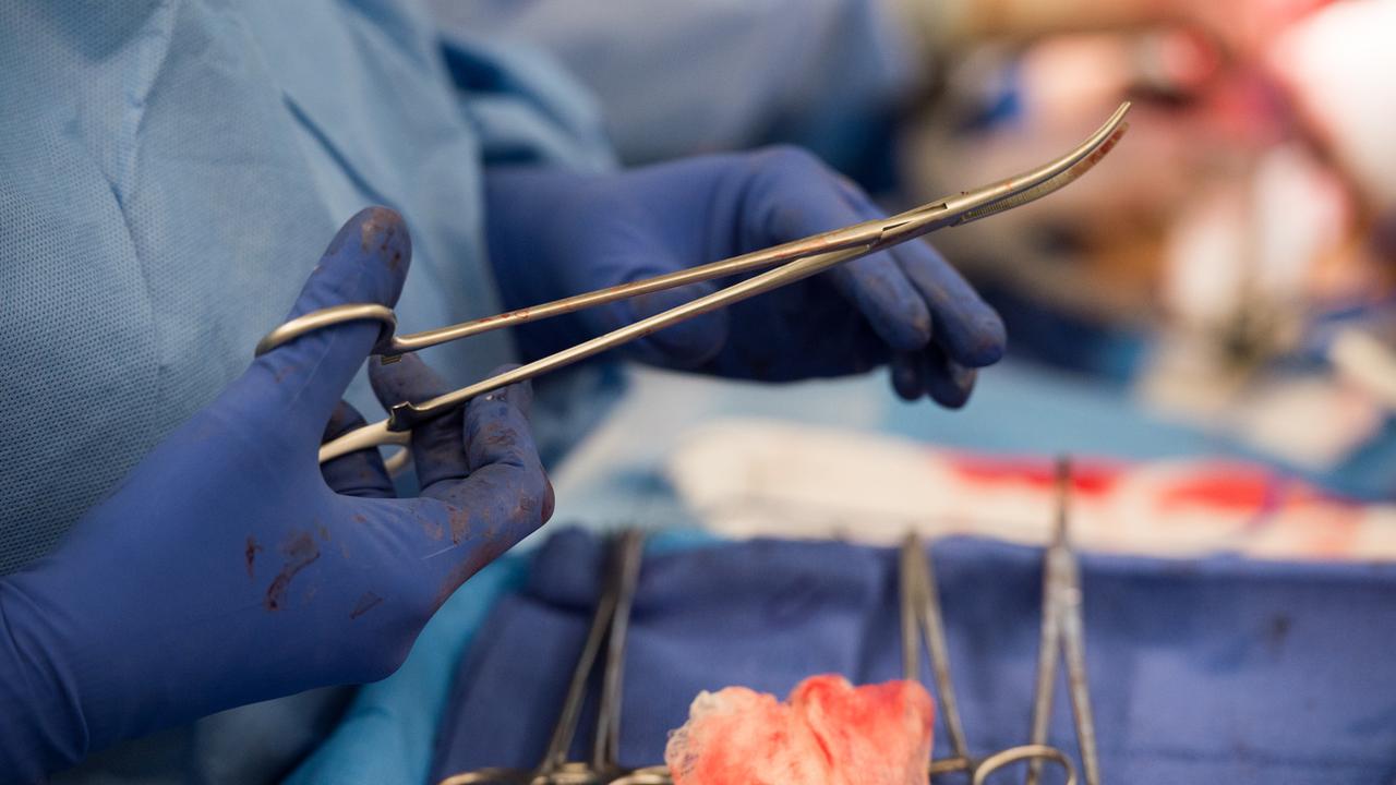 Des instruments chirurgicaux prêts pour une transplantation. [Keystone - AP Photo/Molly Riley]