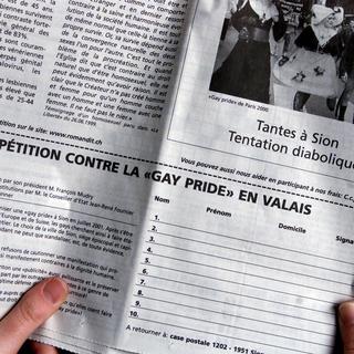 Pétition contre la Gay Pride de 2001, dans le quotidien valaisan Le Nouvelliste. [Keystone - Fabrice Coffrini]
