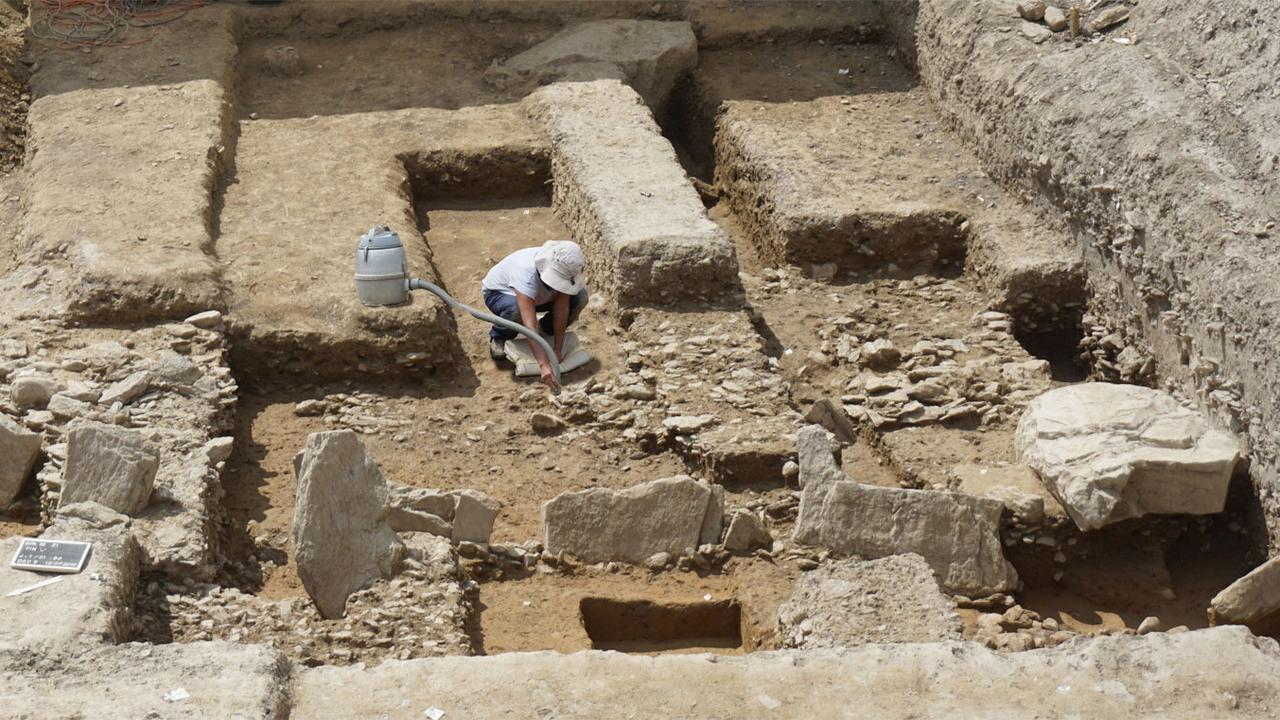 Les stèles ont été découvertes sur le chantier d’un immeuble locatif dans le quartier du Petit-Chasseur. [SBMA-ARIA SA - Vue du chantier et de l’alignement de stèles dans le quartier du Petit-Chasseur.]