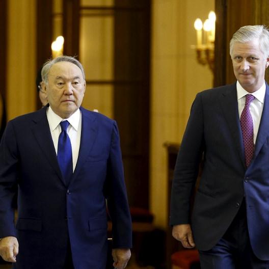 Le président kazakh Noursoultan Nazarbaïev (à gauche). [Keystone - Nicolas Maeterlinck]