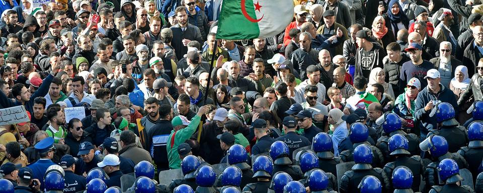 Barrage de police face aux manifestants au centre d'Alger, 11.12.2019. [AFP - Ryad Kramdi]