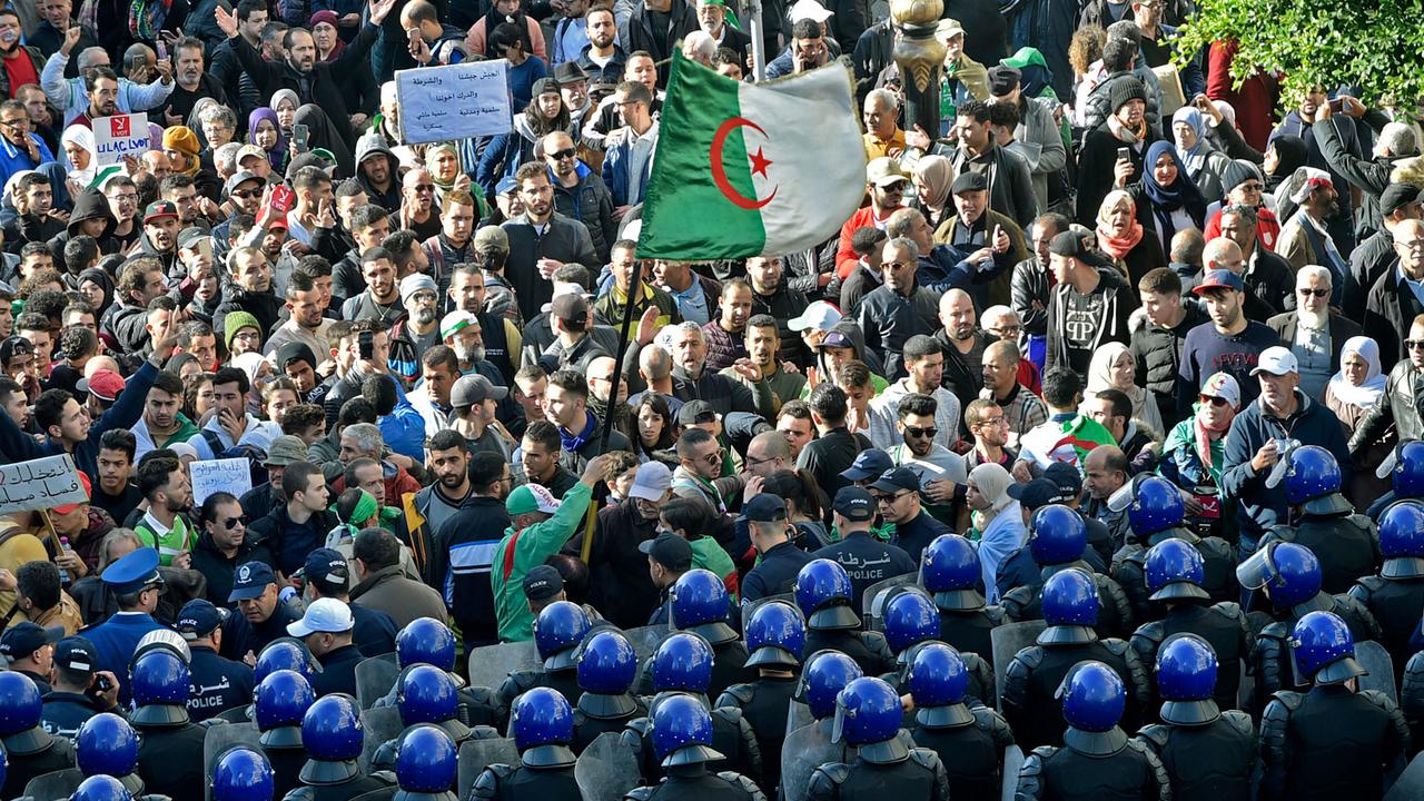 Barrage de police face aux manifestants au centre d'Alger, 11.12.2019. [AFP - Ryad Kramdi]