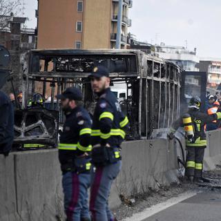 La carcasse du bus après l'incendie. [EPA/Keystone - Daniele Bennati]