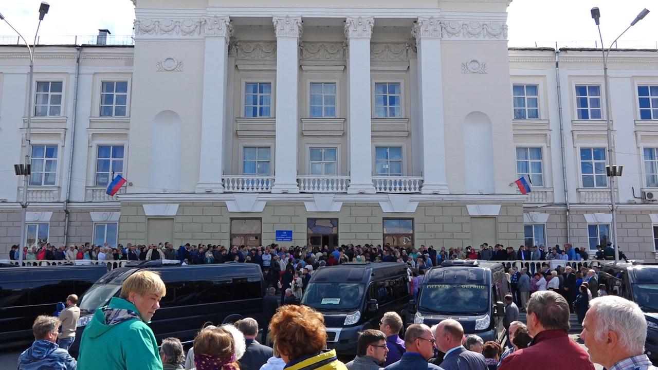 Les funérailles des cinq spécialistes tués ont eu lieu lundi à Saróv, à l'est de Moscou [KEYSTONE/AP - Rosatom]