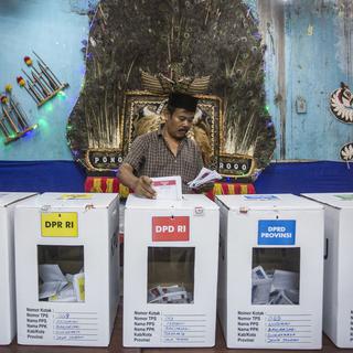 Un homme participe aux élections en législatives et présidentielles en Indonésie [EPA-Keystone - Ali Lutfi]