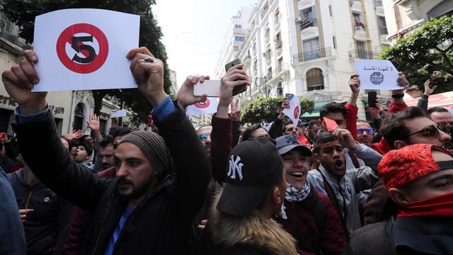 Des manifestants s'opposent à un cinquième mandat du président algérien Abelaziz Bouteflika. [Keystone - Mohamed Messara]