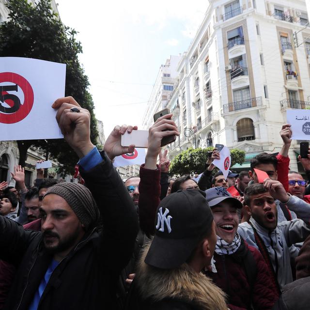 Des manifestants s'opposent à un cinquième mandat du président algérien Abelaziz Bouteflika. [Keystone - Mohamed Messara]