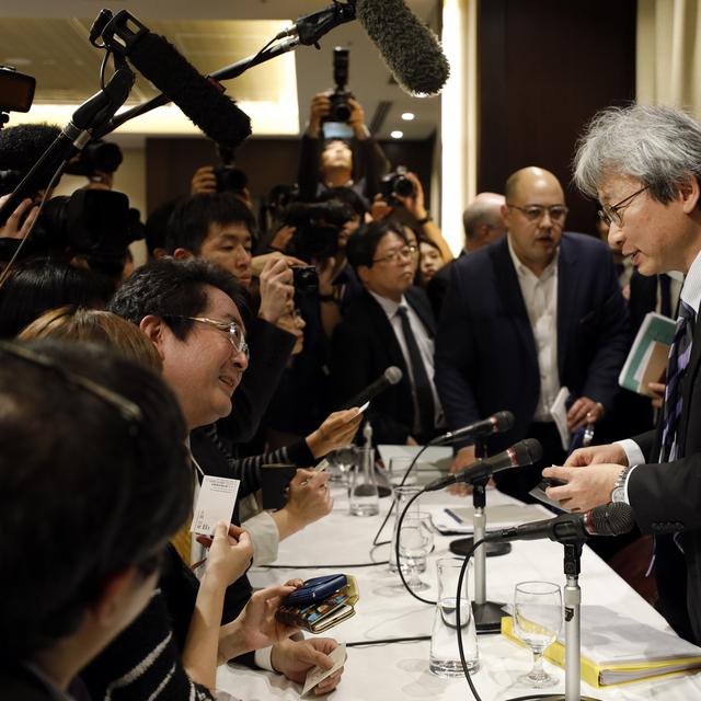 Motonari Otsuru (à droite) face aux médias. [Keystone - EPA/Franck Robichon]