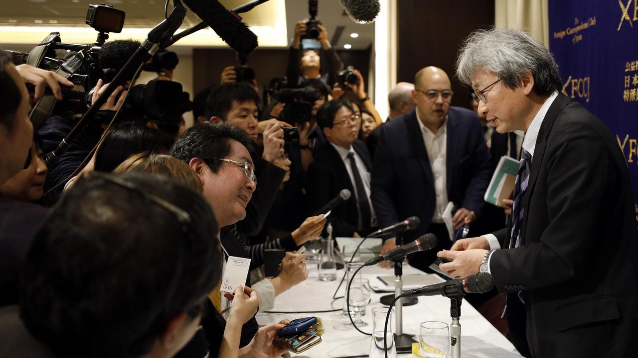 Motonari Otsuru (à droite) face aux médias. [Keystone - EPA/Franck Robichon]