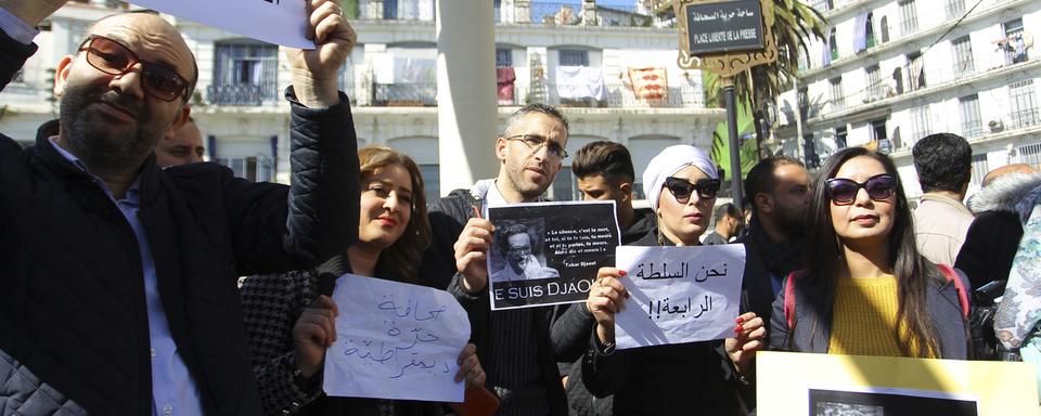 Des dizaines de journalistes se sont rassemblés dans le centre d'Alger pour réclamer le droit de couvrir les manifestations anti-gouvernementales. [Keystone/AP Photo - Anis Belghoul]