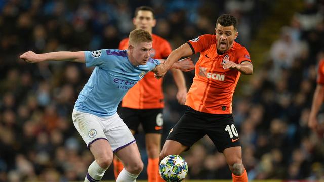 Le joueur de City Kevin de Bruyne au duel avec Junior Moraes.