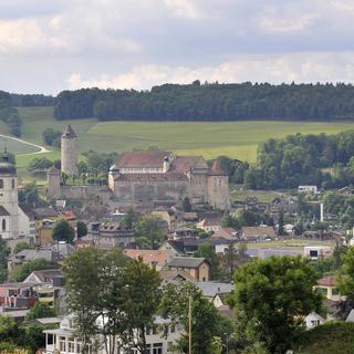 Vue sur Porrentruy avec l'église Saint-Pierre au premier plan et le château au fond. [Keystone - Georgios Kefalas]