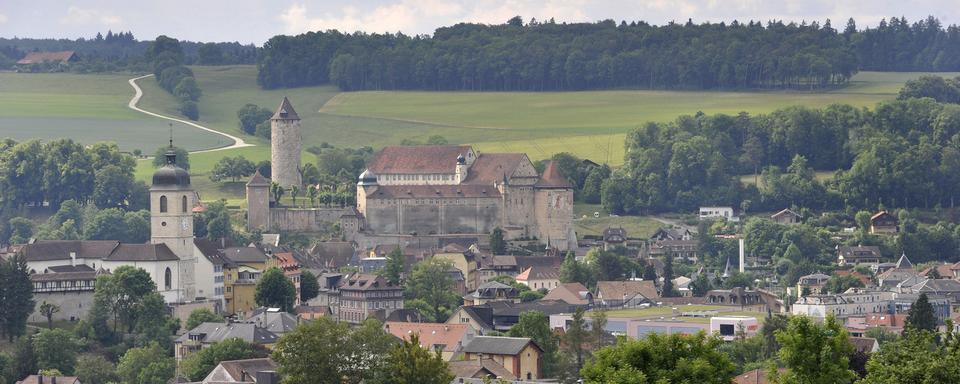 Vue sur Porrentruy avec l'église Saint-Pierre au premier plan et le château au fond. [Keystone - Georgios Kefalas]