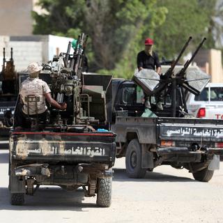 Des véhicules des forces pro-gouvernementales à Tripoli. [Reuters - Hani Amara]