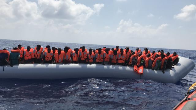 Des migrants sur un bateau gonflable lors de la seconde opération de sauvetage de l'Ocean Viking, le navire humanitaire des ONG SOS Méditerranée et Médecins Sans Frontières, le 10 août 2019. [afp - Anne Chaon]