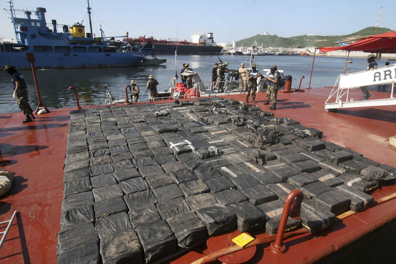 Les narco sous-marins transportent des tonnes de cocaïne dans des paquets, comme lors de cette saisie faite au Mexique en 2008. [Keystone - Luis Alberto Cruz Hernandez]