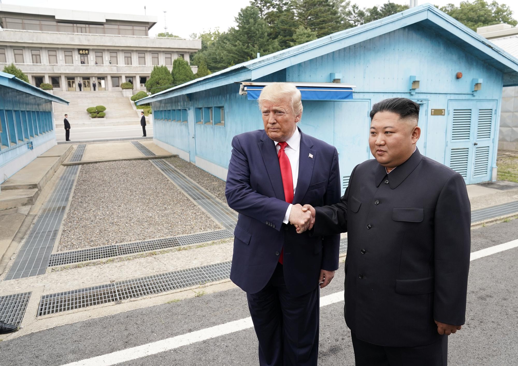 Donald Trump et Kim Jong Un se sont serré la main sur la frontière, en zone démilitarisée. [Reuters - Kevin Lamarque]