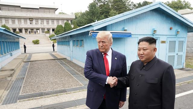 Donald Trump et Kim Jong Un se sont serré la main sur la frontière, en zone démilitarisée. [Reuters - Kevin Lamarque]