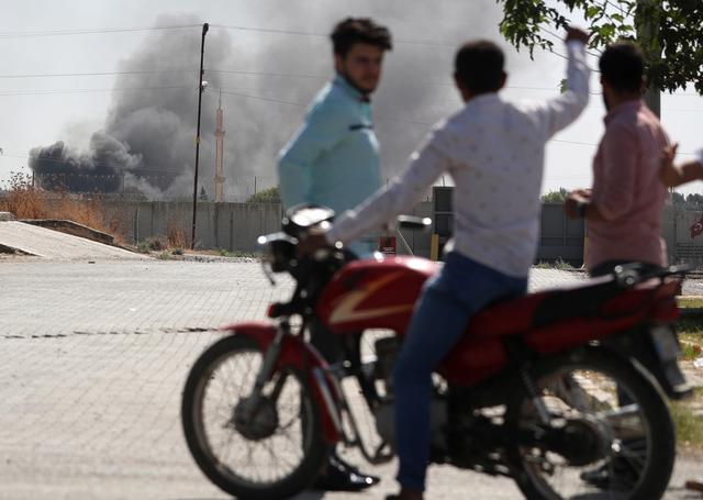 De la fumée s'élève de cibles syriennes samedi. [Keystone - EPA/Erdem Sahin]