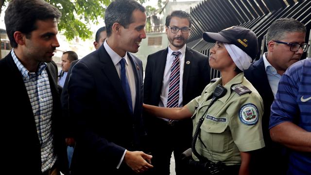 Juan Guaido accueilli en héros à l'Assemblée nationale. [Keystone - EPA/Leonardo Munoz]