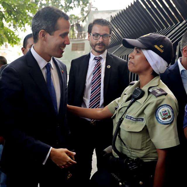 Juan Guaido accueilli en héros à l'Assemblée nationale. [Keystone - EPA/Leonardo Munoz]