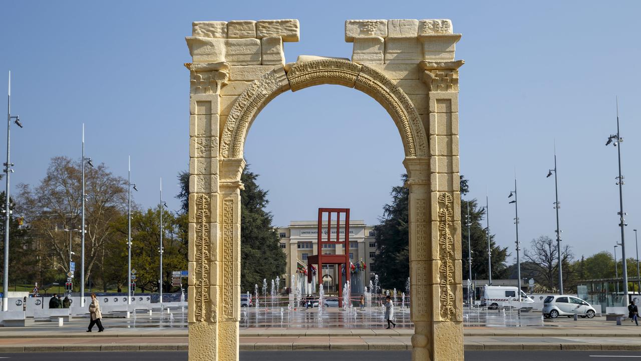 Une copie de l'arc de triomphe de Palmyre (Syrie) se dresse sur la place des Nations, à Genève. [Keystone - Salvatore Di Nolfi]