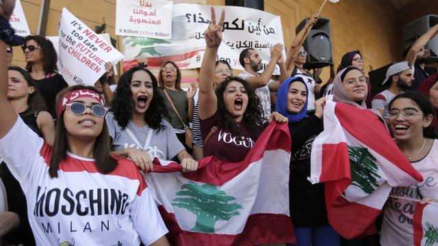 Les manifestants anti-gouvernementaux dans les rues de Beyrouth, le mardi 22 octobre 2019. [Keystone - Hassan Ammar]